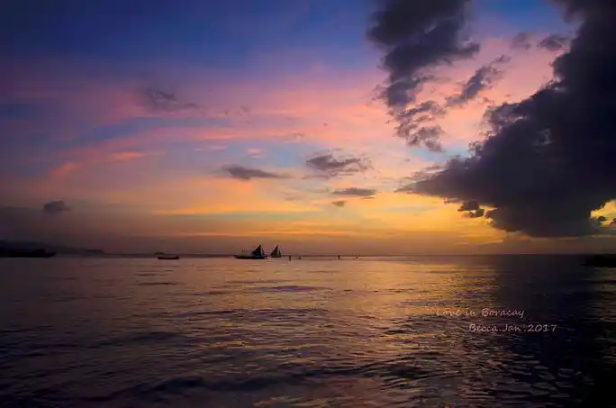 说不出为什么,就觉得那个时候,时间静止了,周围很嘈杂,但是内心很沉静