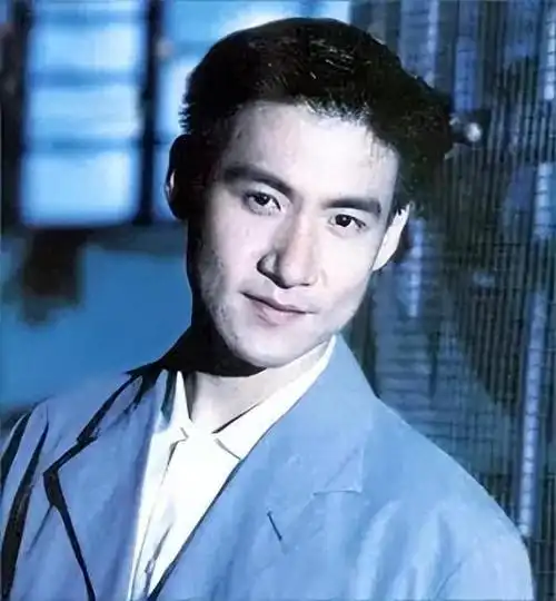 在华语乐坛歌手中更是销量王者,创作能力与唱功就连香港的四大天王