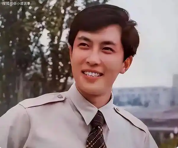 唐国强年轻的时候长得特别英俊,给人一种温文尔雅的气质,给人的感觉很