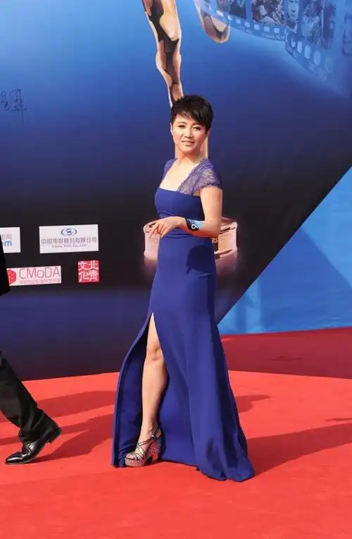 颜丙燕穿蓝色裙子像贵妇,紧身设计显出凹凸身材,一头短发真飒