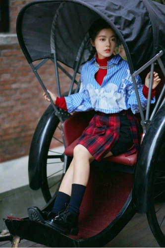 赵今麦是去哪里进修衣品了?穿蓝色衬衫加红格子裙,圣诞风满满