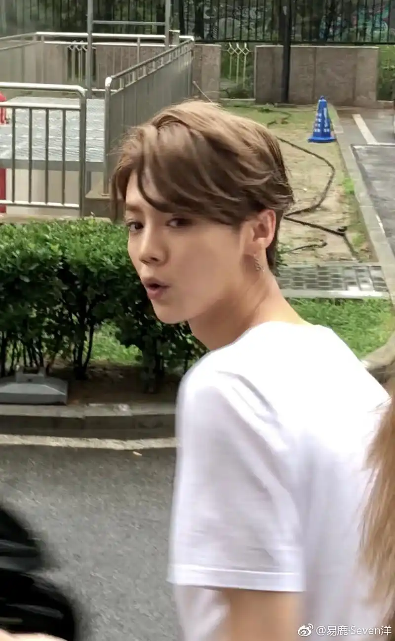 路人超近距离抓拍鹿晗回头瞬间 无修图照片曝光看他长相有多精致