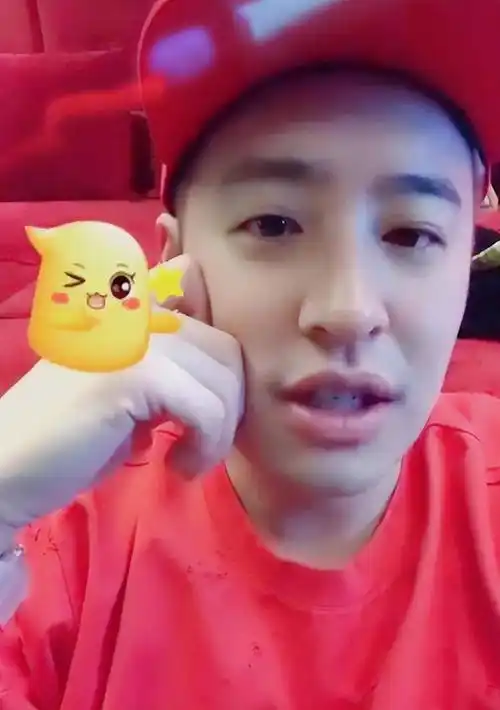 42岁潘玮柏lv被偶遇发福严重肚腩突出胡子邋遢一身行头超千万