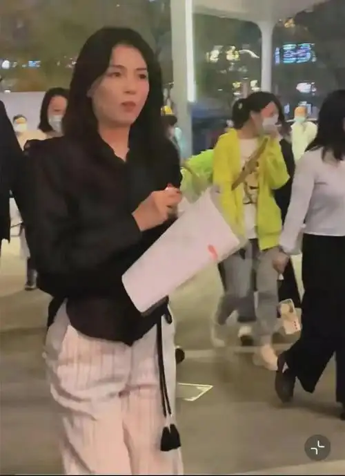 刘涛在街头拍戏被围观腿型弯曲走路太不好看而且她身材并不瘦