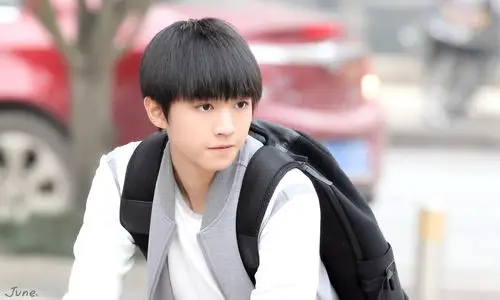 王俊凯# 161130《我们的少年时代》拍摄 高清9p