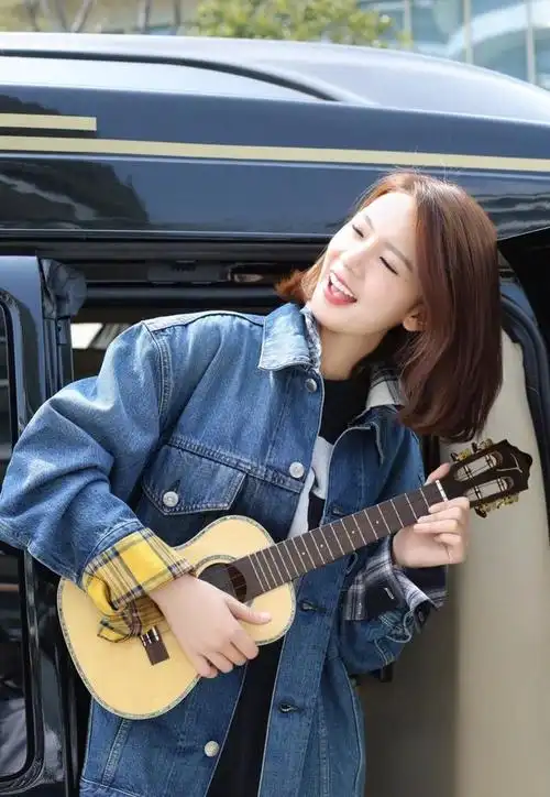 陈瑶身穿牛仔外搭,凹出随意风,看起来别样有感,轻松帅气