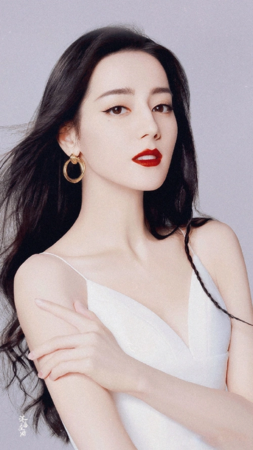 迪丽热巴最新写真魅惑迷人直角肩手臂肌肉线条惹人羡