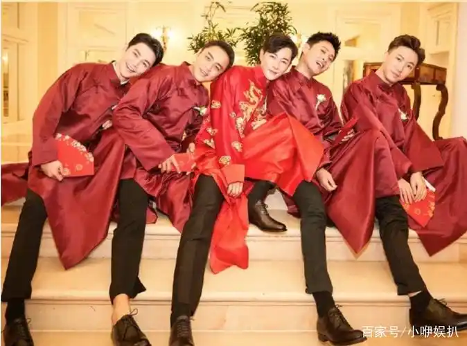 摄影师曝光罗晋伴郎团接亲照片,超级搞笑,罗晋眼神里写满一句话