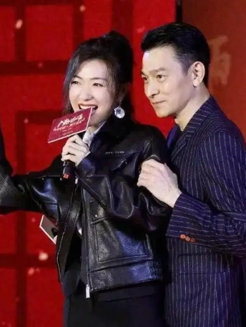 万茜真"大胆",皮衣配渐变西裤a到爆,和刘德华亲吻互动放得开