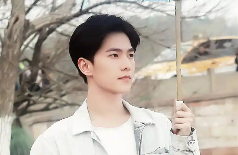 杨洋成为时装男士四五双月封面衬衫造型阳光帅气