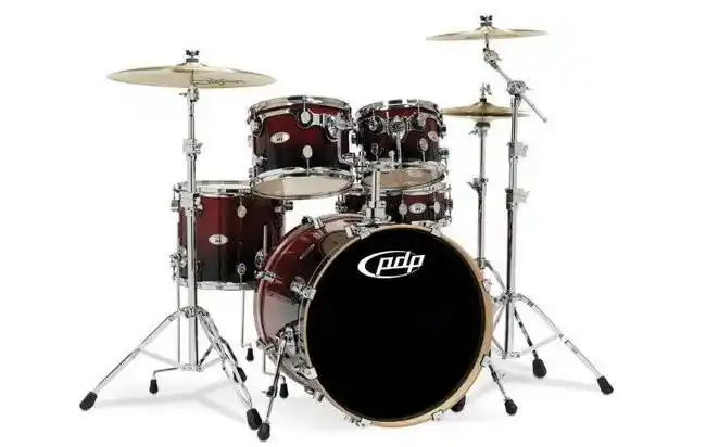 爵士鼓是一种很适合孩子学习的一种乐器,它可以很好的锻炼孩子的平衡