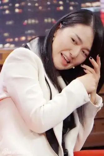 《金星秀》谭维维西装酷 表情失控太可爱