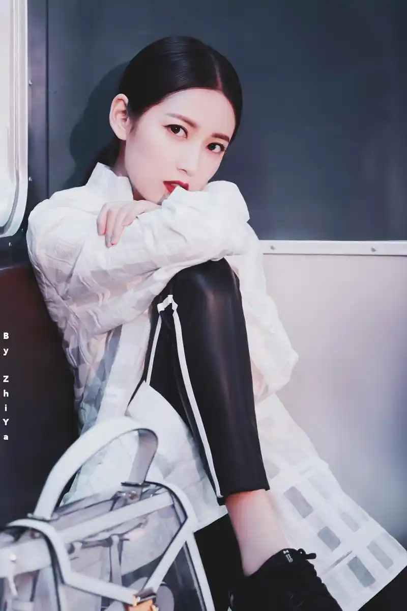 原创新晋气质女神陈钰琪,白衣黑皮裤高调秀身材,网友:帅气又撩人