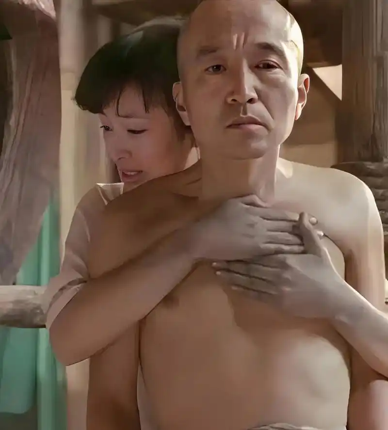 " 照片中,巩俐将李保田抱在怀里,眼神中充满憧憬.