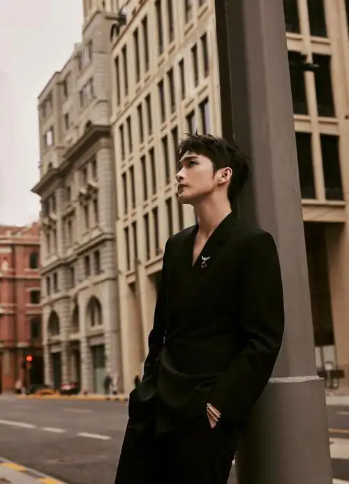 张彬彬最新写真大片来啦～在初冬的街头……_高清图集_新浪网