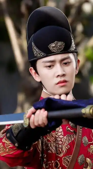 任嘉伦的古装滤镜被《烈焰》击碎,表情呆愣,台词软绵生硬