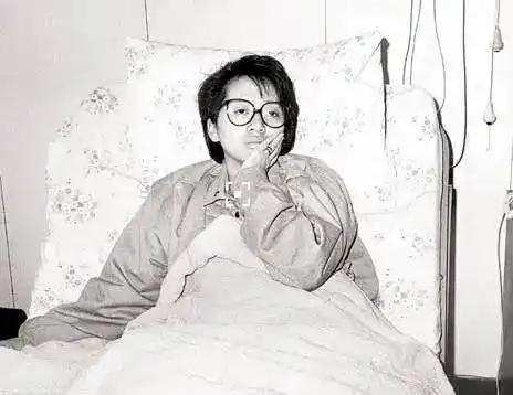 可是梅艳芳因为病情,不得不做化疗,身材和容貌都有了很大变化,所以这