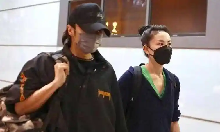 王菲牵谢霆锋走机场,扎马尾像高中生,小男友单手插兜扮酷_造型_风格