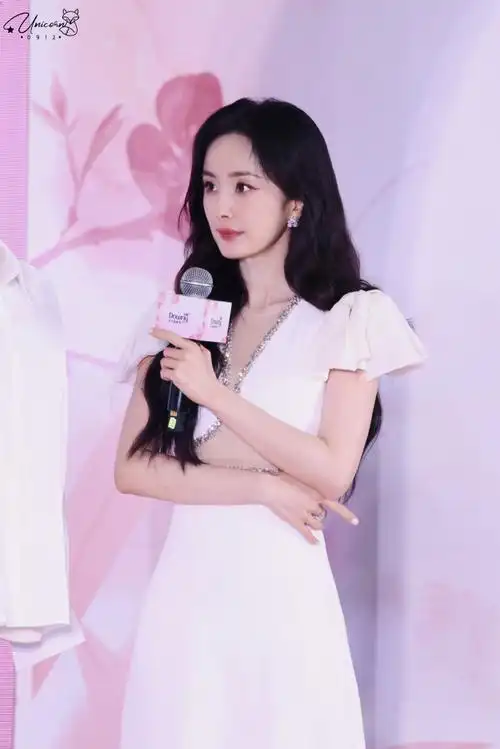 杨幂羽毛裙摆##杨幂碎钻露腰白裙