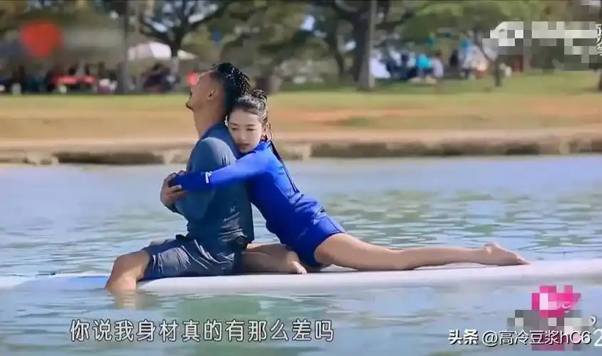 周冬雨参加综艺《我们相爱吧》,因为周冬雨的小身材加上她的小脸蛋,被