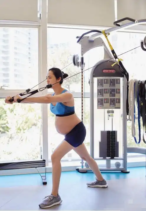 挺孕肚做腰腹训练,还带上儿子小土豆,画面不要太有爱了,把怀孕当做