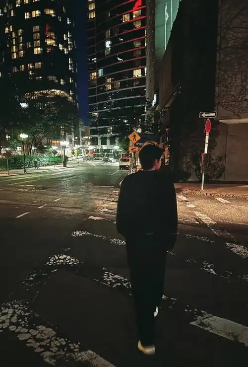 王源伯克利课堂背影照#来感受一波王源背影系列充满安全感的宽肩后背