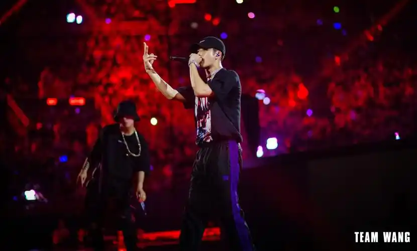 王嘉尔唱响王者荣耀冠军杯原创曲巴比龙再登舞台