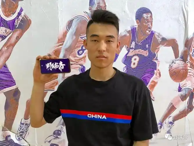 定睛一看,卧槽,这不韩曙光么颇有帝哥我当年的风范~当时心说,这谁啊