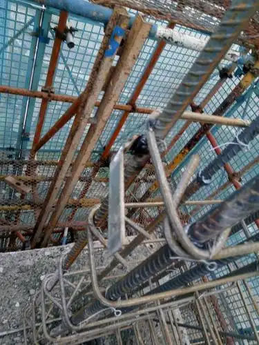 四号楼32层接地扁钢焊接.