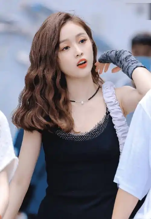 原创吴宣仪穿吊带小黑裙身材展露无遗网友却热议风格太土像大妈