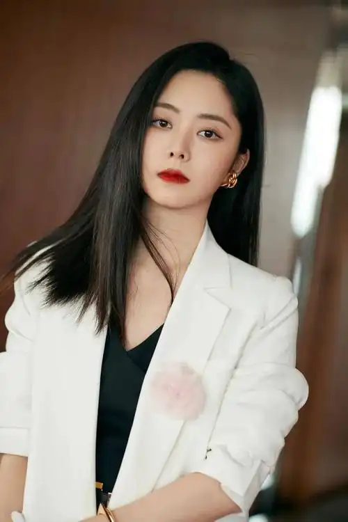 时髦办 | 没了少女感的谭松韵,请叫她拽姐