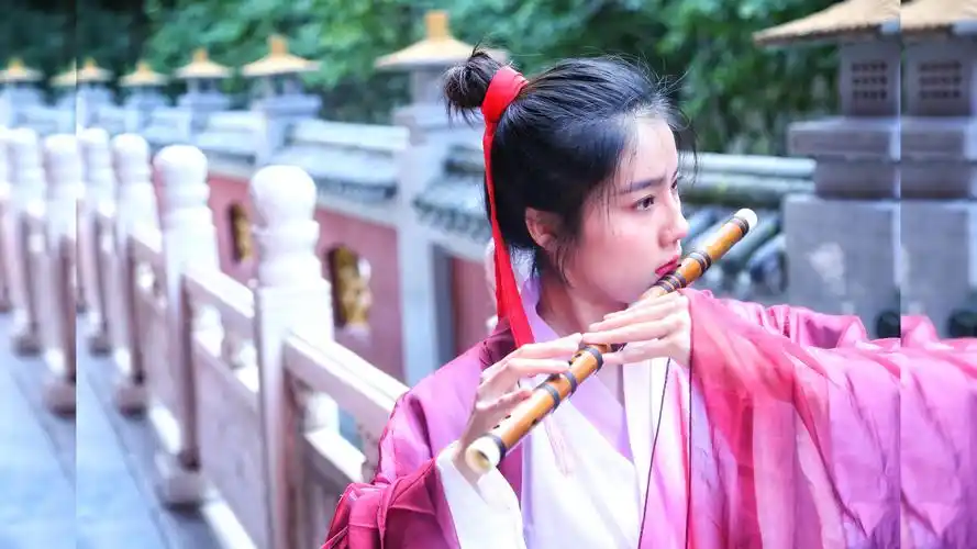 古风美女竹笛演奏《我爱你中国》为祖国庆生笛声悠扬听醉了