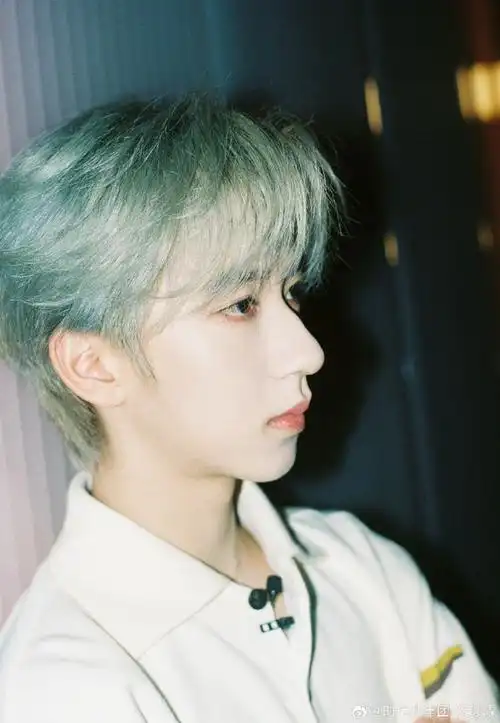 你小子要帅死谁呀?外务,新歌,舞台都快点来呀,期待贺峻霖.