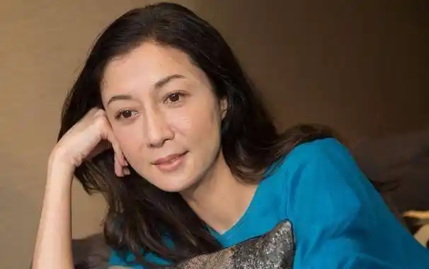 吴绮莉剪回出道时短发,首谈人生感言内涵成龙?_小龙女_家庭_长发