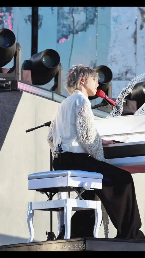 坐在琴凳上晃脚真的是太小孩了09  #2024华晨宇火星演唱会#valery在