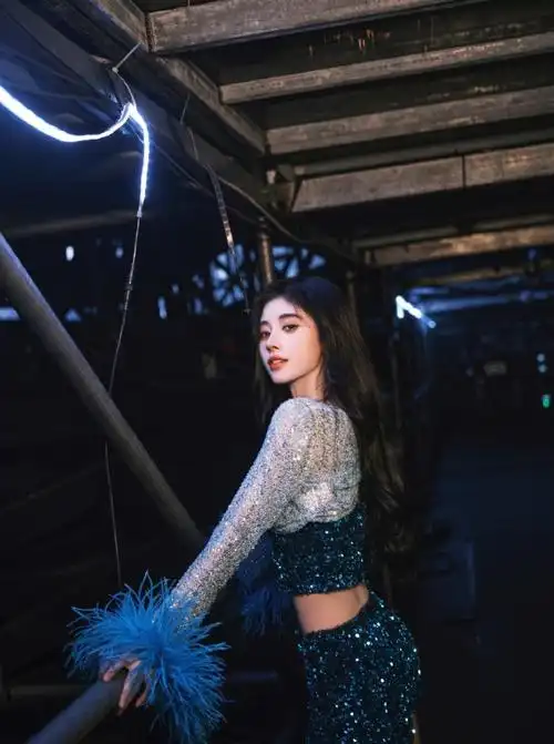 鞠婧祎蓝色珠片套装##鞠婧祎孔雀蓝亮片造型