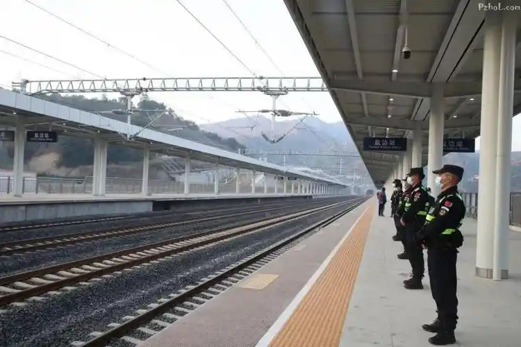 成昆复线盐边站正式开通客运列车