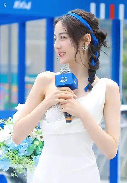 迪丽热巴出席活动,身穿高开叉一字肩连衣裙,微微一笑,少女感十足_照片