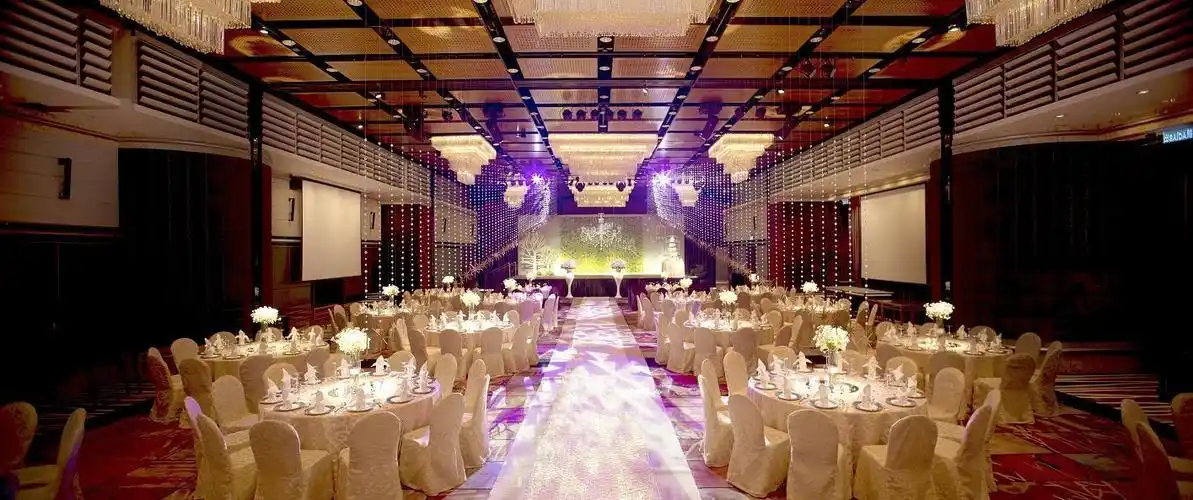 气派非凡的舞台,配合专业演唱会舞台灯光影音设备和7个巨型投射荧幕