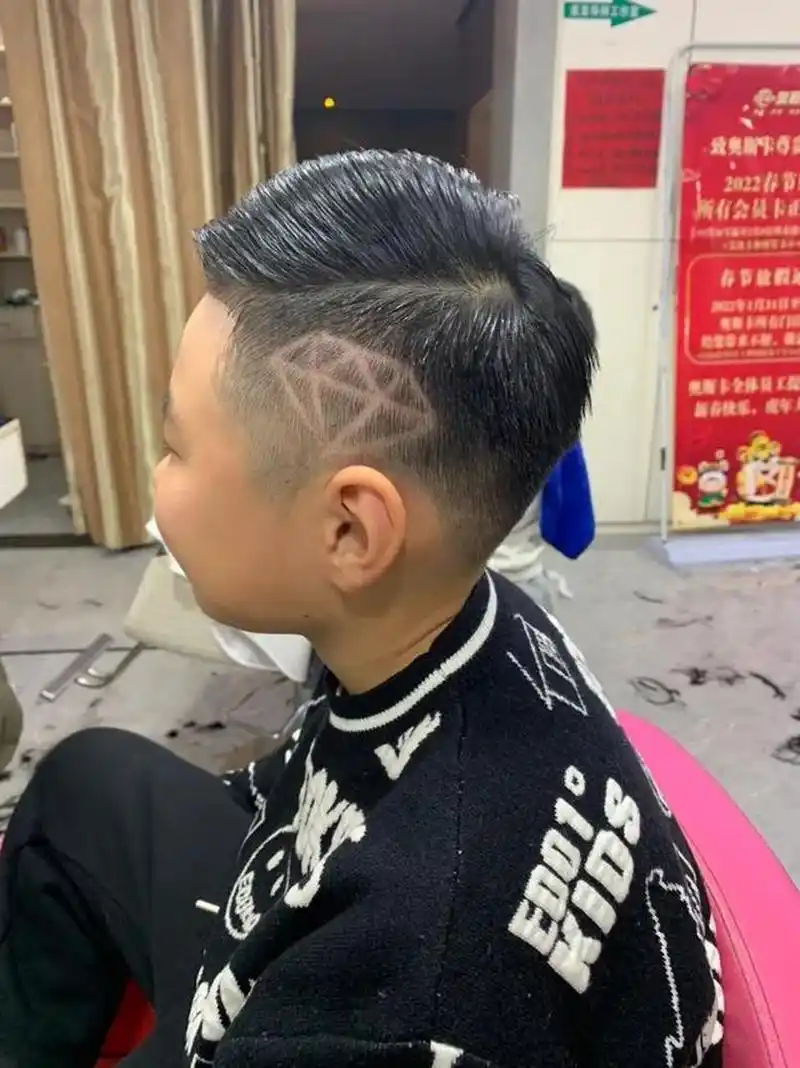 锅盖头 锅盖头可以说是一种很常见的小男孩发型,会把周边推短,头顶