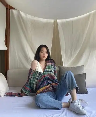 欧阳娜娜度假照曝光,却因一个细节被吐槽,网友:女明星教养呢?