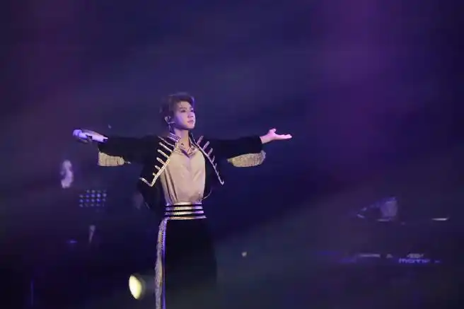 六年前滑雪的王源#  愚人节站姐发的王源!舞台照绝了!