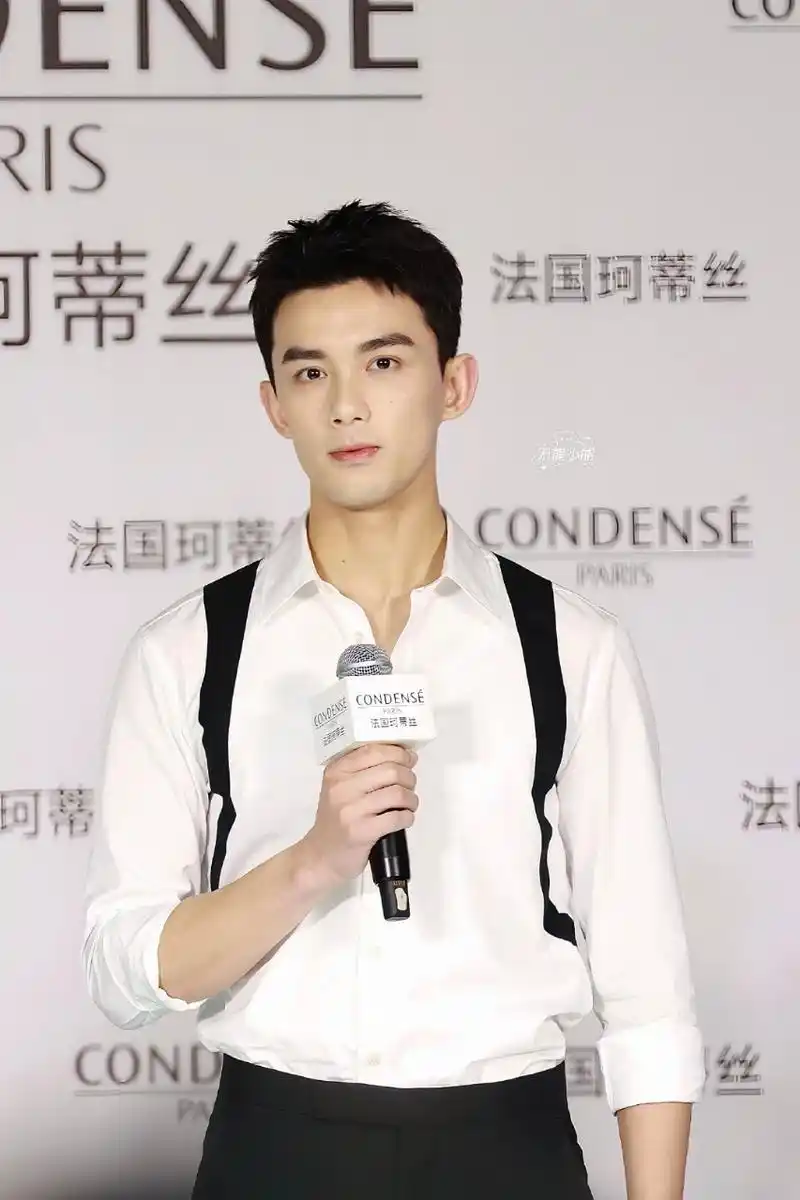 吴磊杭州活动路透#.#吴磊白衬衫生图#  三石弟弟不愧是生图王者 !!