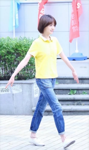 郑爽换团队后堪比整容穿复古格纹衫清新脱俗29岁美如初恋