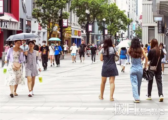 武汉重回暑热天气步行街上仍行人如织
