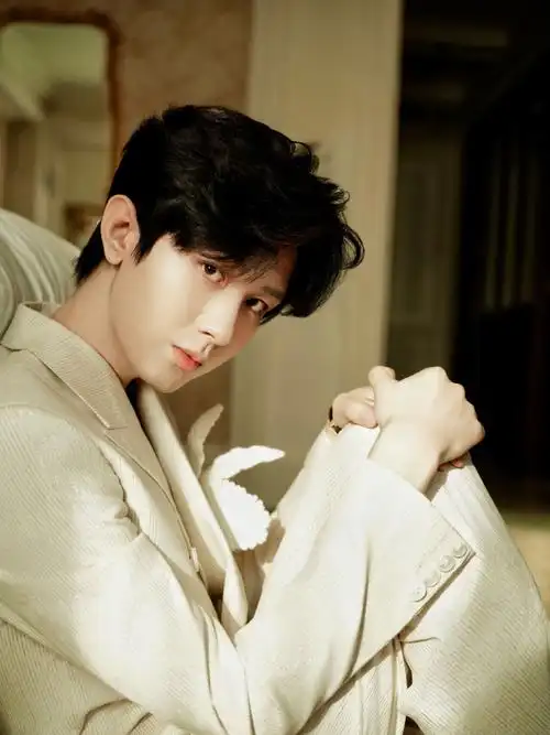 成毅立体莲花西装##微博视界大会