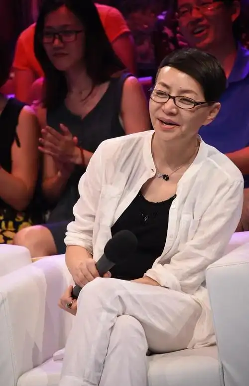 宋丹丹的时尚有点接地气贴头皮的发型感觉有点显额头宽