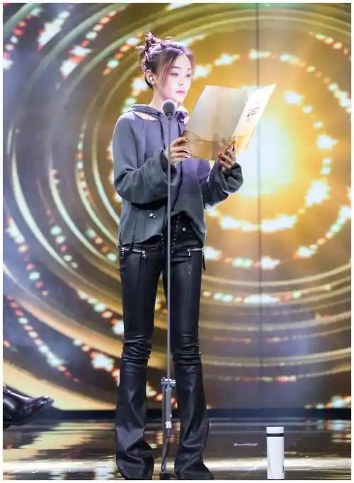 袁姗姗真会穿,v领露脐衫配皮裤好飒,165身高穿出两米高气场_皮质_风格