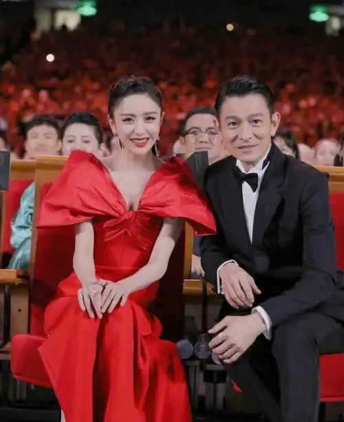 佟丽娅晒与刘德华的合照表示追星成功不忘在贾玲面前炫耀一把