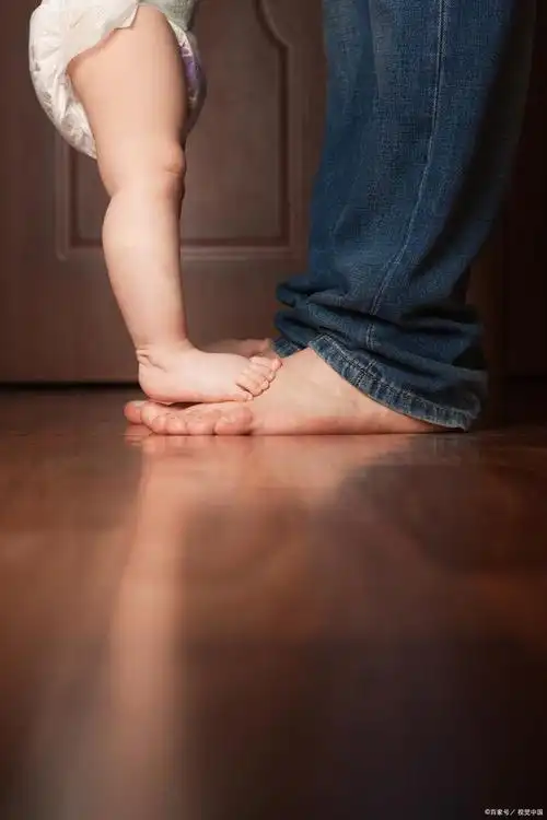 孩子爱光脚踩地,到底是促进发育,还是易生病?